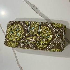 NWT Vera Bradley Knot Just a Clutch in Sutton’ in a Tree Pattern